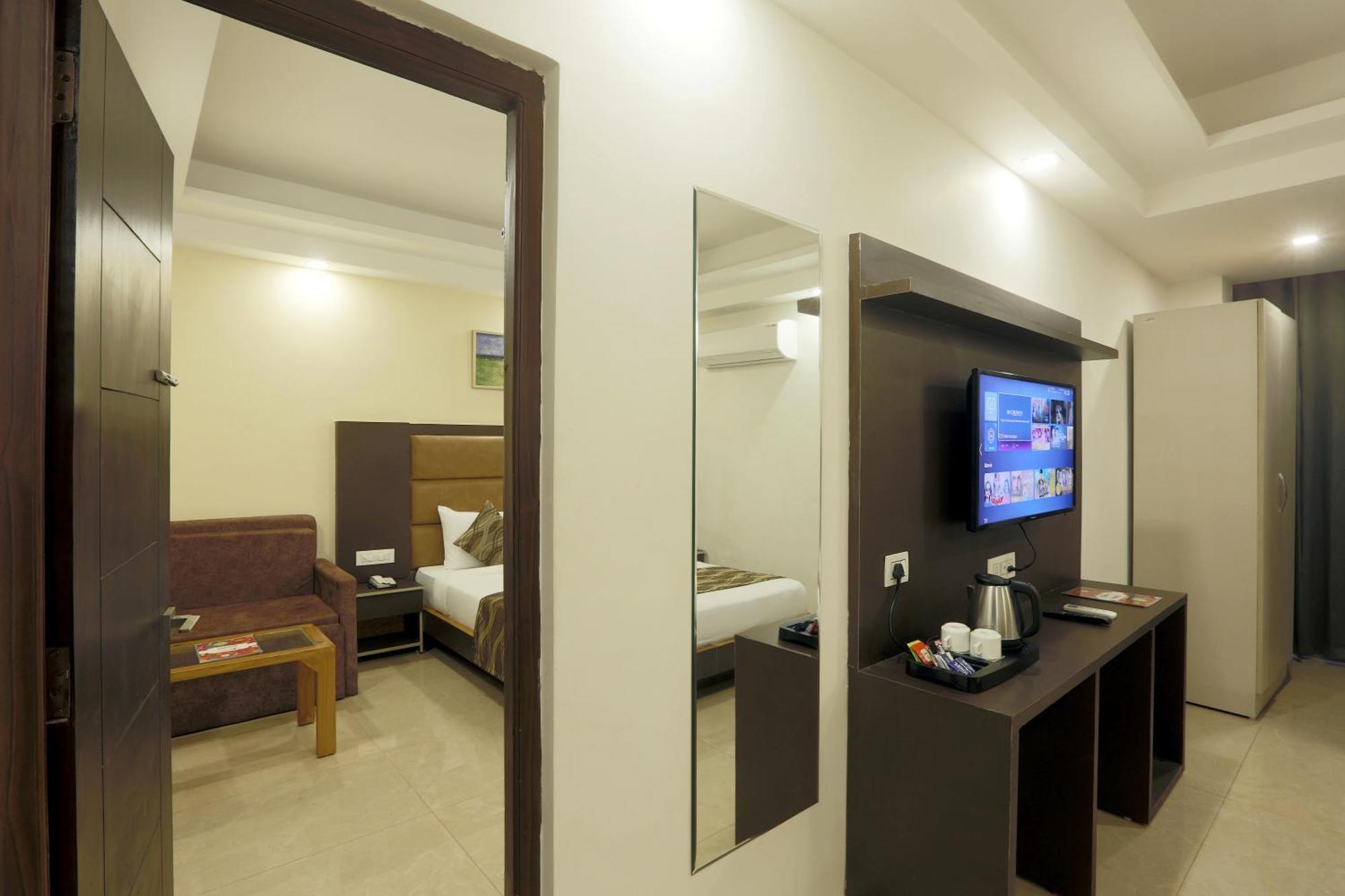 Hotel Deluxe Stay Inn - Near Delhi Airport ニューデリー エクステリア 写真