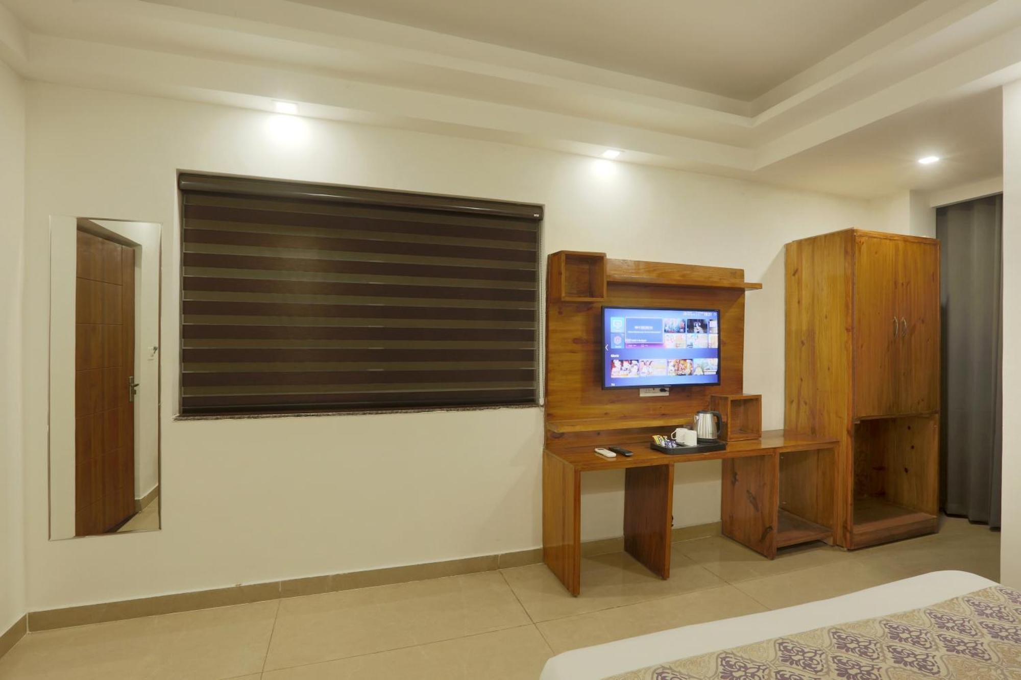 Hotel Deluxe Stay Inn - Near Delhi Airport ニューデリー エクステリア 写真