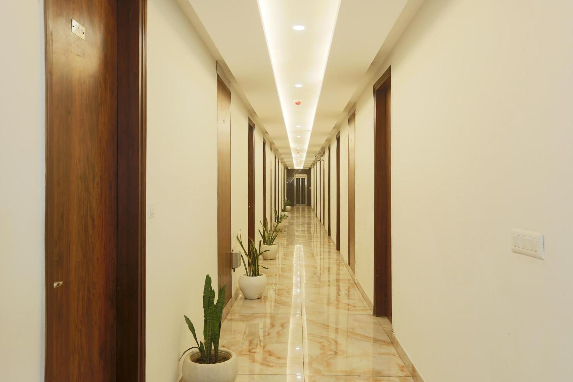 Hotel Deluxe Stay Inn - Near Delhi Airport ニューデリー エクステリア 写真
